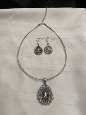 Premier Designs Faux Pearl & Rhinestone Enhancer/Necklace & Earrings Set